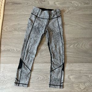 Lululemon women’s cropped leggings! Size 4.